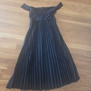 Source Unknown Off-Shoulder Pleated Midi Dress - Black